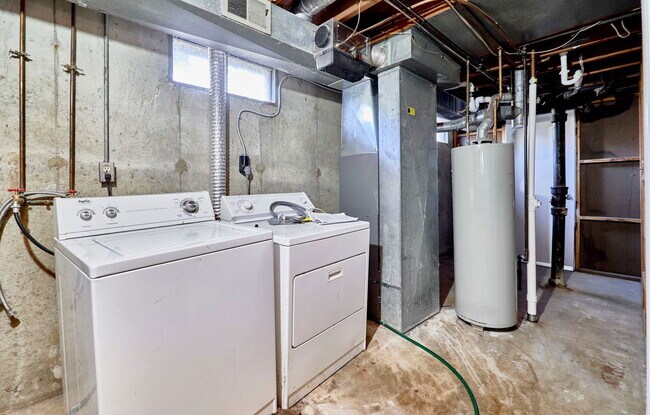 Building Photo - 2365 N Pointe Ln