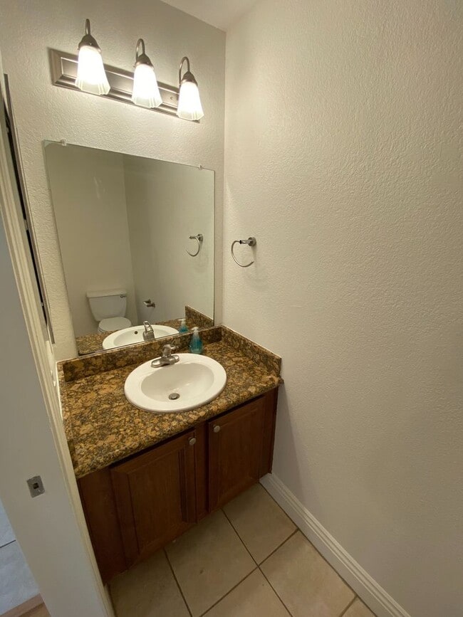 Building Photo - Quiet IB Townhome for Rent!