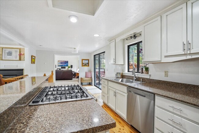 Building Photo - 540 Crestview Dr