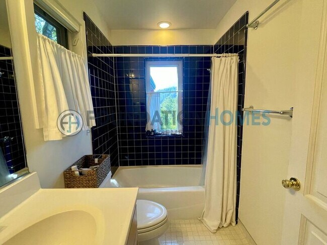 Building Photo - 45A Laurel Grove Ave