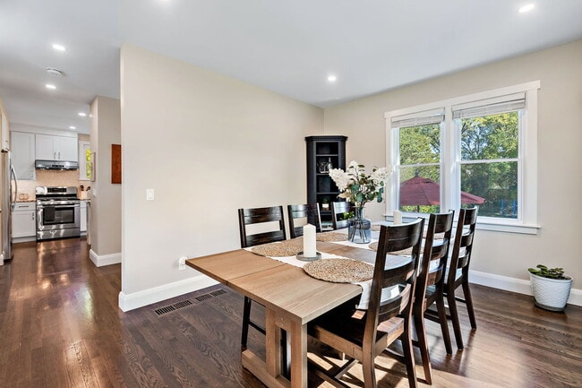 Building Photo - 639 Cumnor Ave