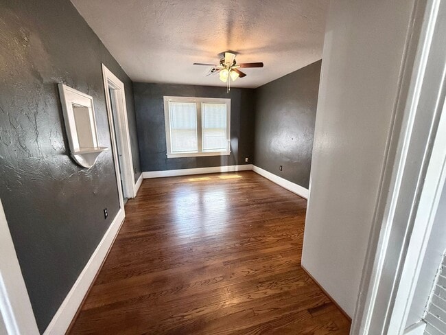 Building Photo - Updated 2BD 1BA Craftsman Home in Central ...