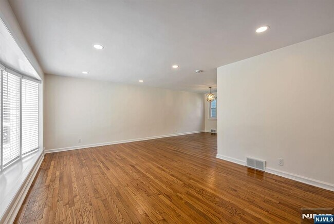 Building Photo - 8 MacBeth Ct