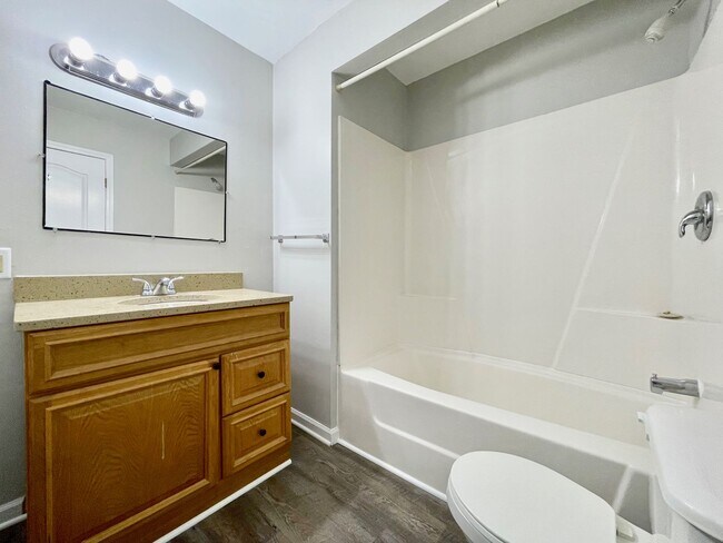 Building Photo - 3910-3912 Camelot Dr SE