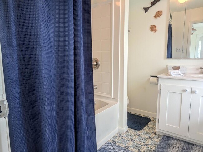 Building Photo - 1415 S Shore Dr