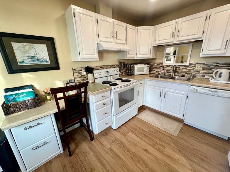 The kitchen is fully equipped - 1010 Steller Way