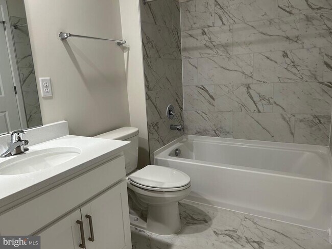 Building Photo - 140 Wappinger Ter