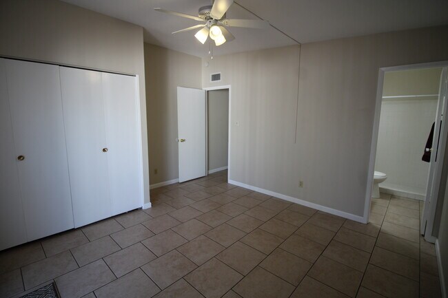 Master bedroom - 1110 E Broadmor Dr