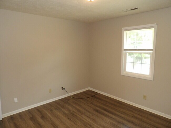 Building Photo - 204 Landings Dr