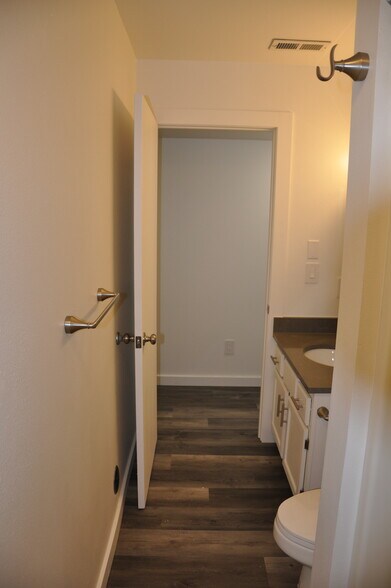 Bath 2 - 3031 Pacific St