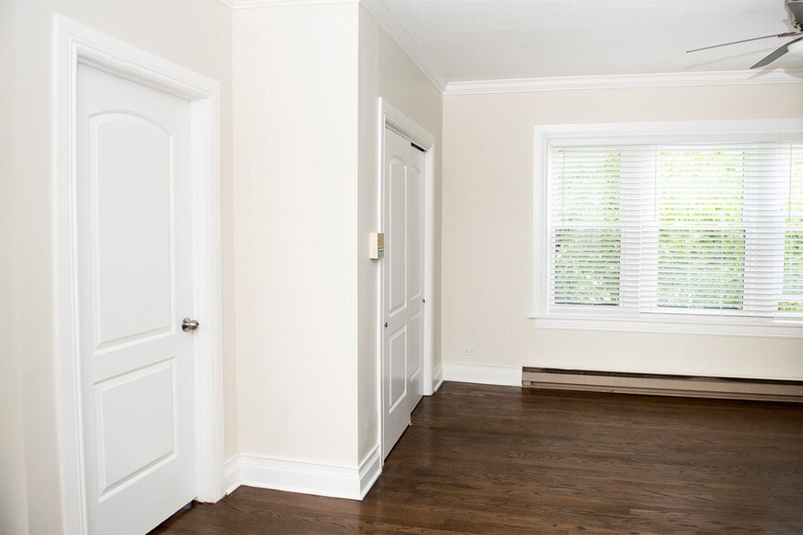 Building Photo - 648 W Roscoe St