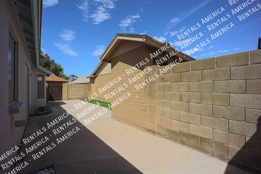 Building Photo - 1055 N Recker Rd