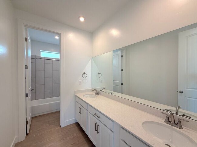 Building Photo - Desert Color Condo 3 bd, 2.5 bt, Extra Large 2 Car Garage Home