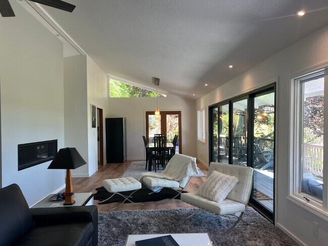 Building Photo - 3600 Bloomfield Rd