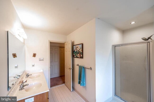 Building Photo - 908 Holly Ct