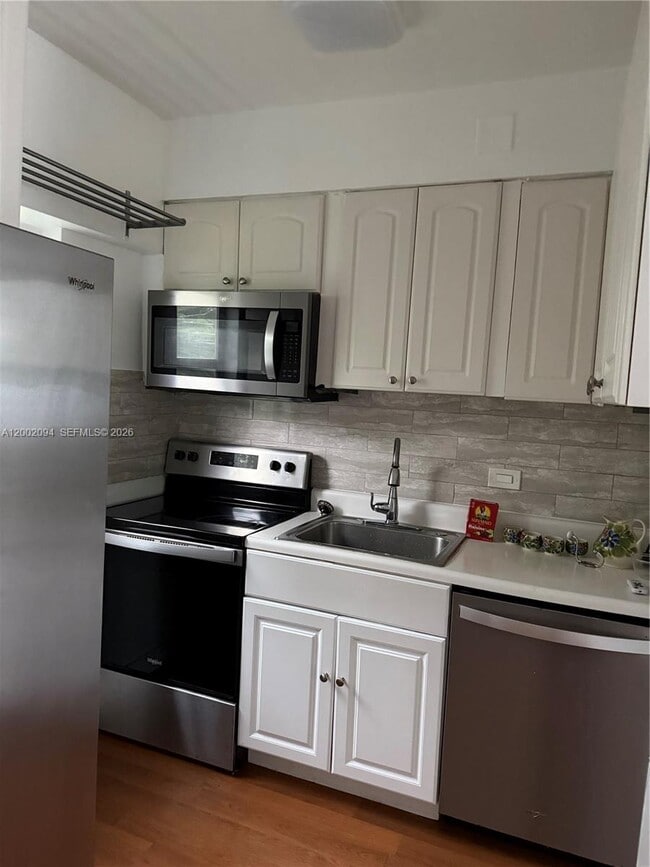 Building Photo - 10281 E Bay Harbor Dr