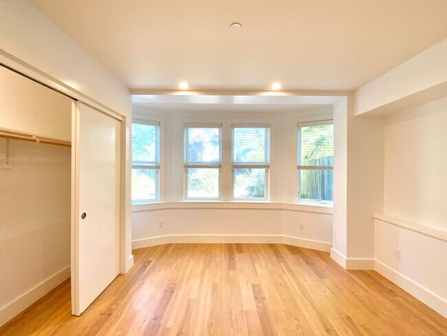 Building Photo - REMODELED 1BR in Haight! Yard Access. IN-UNIT LAUNDRY! DISHWASHER!