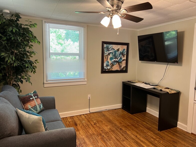 Living Room - 2420 20th Ave