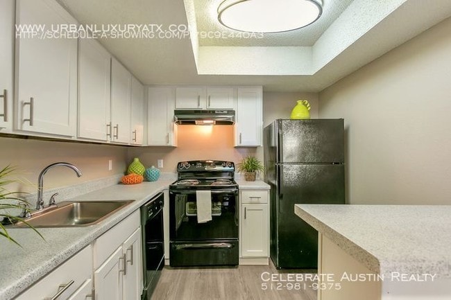 Building Photo - Hillside Creek