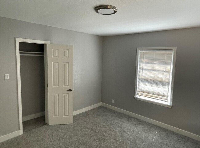 Building Photo - 727 W 5th St