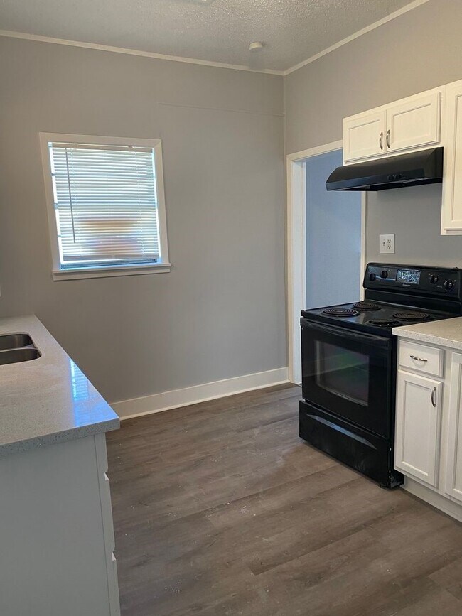 Building Photo - 1409 9th St