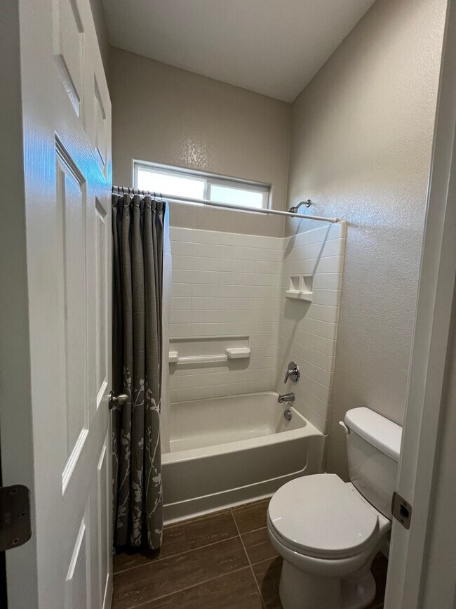 Building Photo - Beautiful 3 Bed, 2 Bath home in highly des...