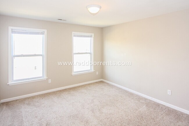 Building Photo - Perfect 3BR 2.5 BA Located Near All Necess...