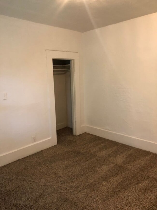 Building Photo - Orient Street