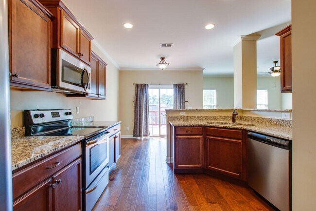 Building Photo - Fantastic brick home located just minutes ...
