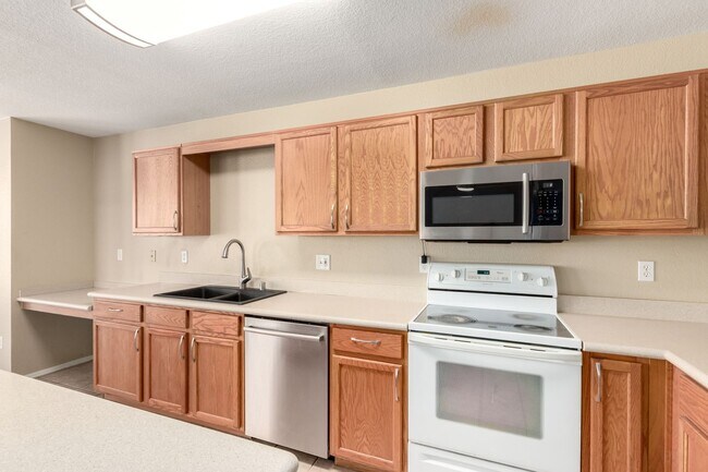 Building Photo - Spacious & Elegant Home with Resort-Style Backyard in Gated Community