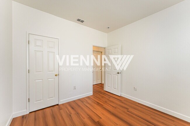 Building Photo - 493 Silverhorn Dr