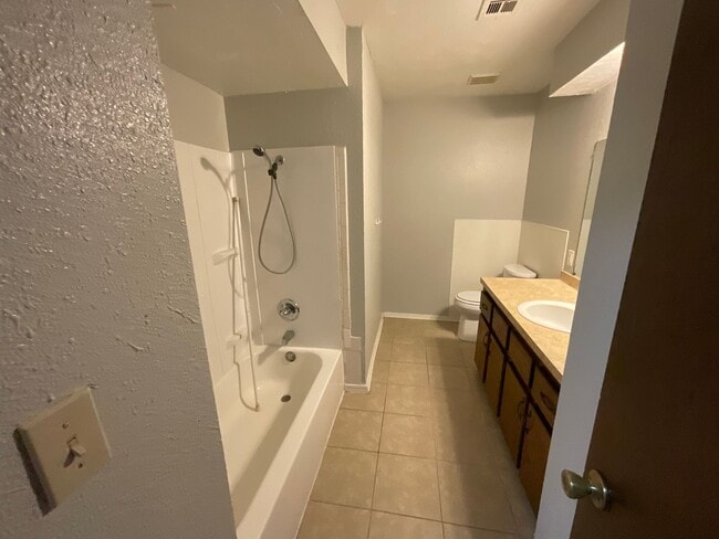 Building Photo - 3 Bed, 1 1/2 Bath, 1 Car Garage