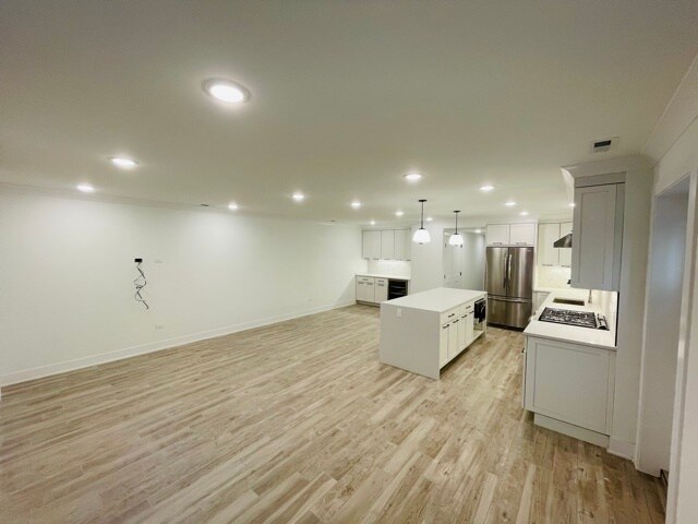 Building Photo - 843 W Wellington Ave