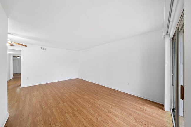 Building Photo - 711 Holiday Dr