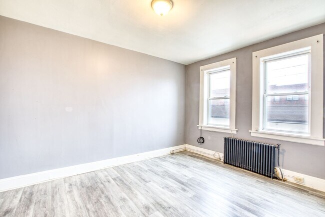 Building Photo - Oversized 3 Bedroom 1 Bathroom in Blackrock Neighborhood