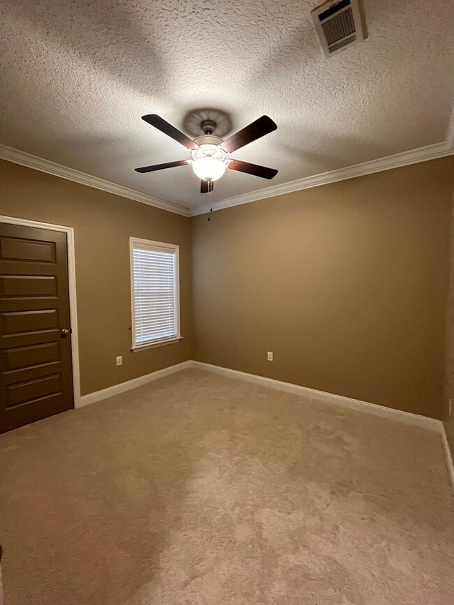 Building Photo - 4062 McKenzie Ln