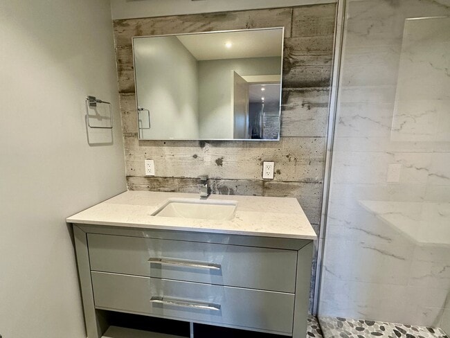 Building Photo - Fairfax Hillside Flat w/Valley Views