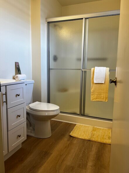 Main bath attached - 1032 Leisure World