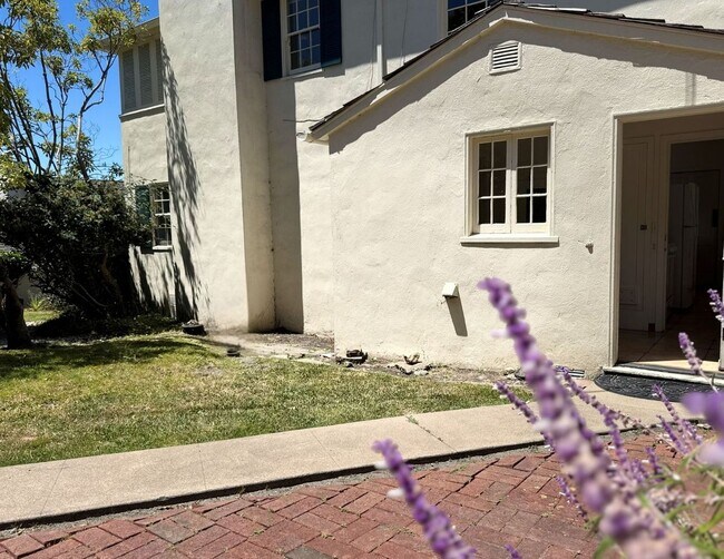Building Photo - This is a Berkeley Lifestyle. | 3BR | 1.5BA | 1,450 SF | Just Steps from Campus