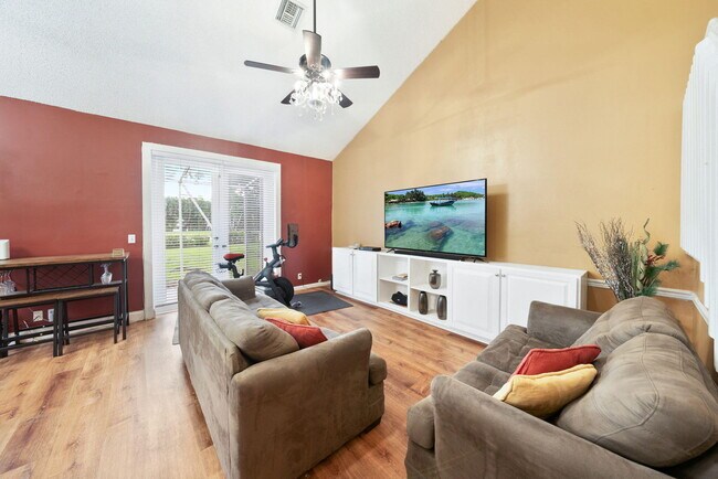 Building Photo - 10569 Pelican Dr