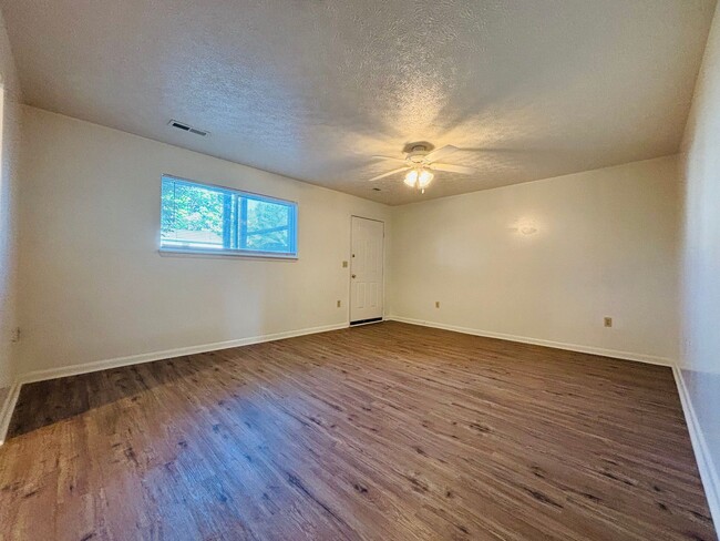 Building Photo - 3 Bedroom, 2 Bath Apartment