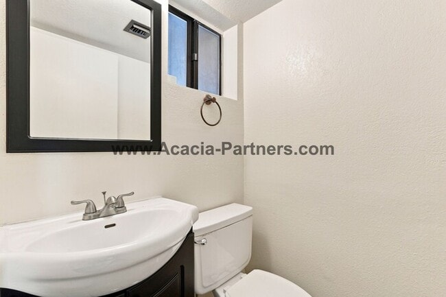 Building Photo - Spacious Three Bedroom/Three Bath Townhome