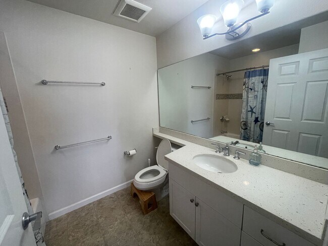 Building Photo - Fully Furnished 3 Bedroom/2 Bathroom