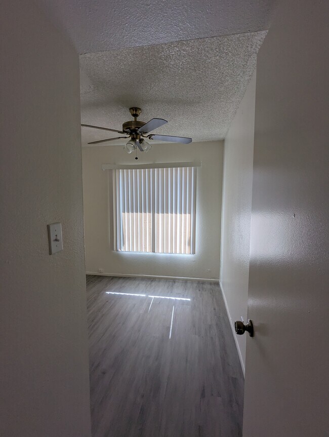 Building Photo - 563 N Santa Anna