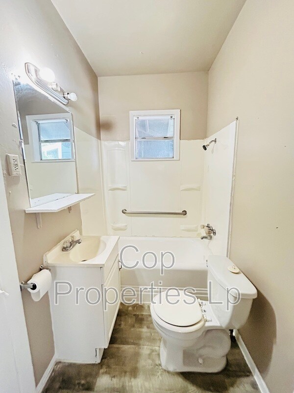 Building Photo - 1211 Hammond Ave