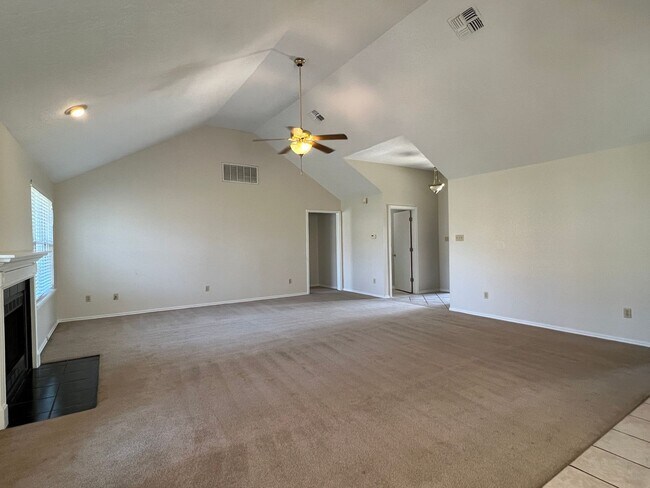 Building Photo - 4010 SE Camelot Dr