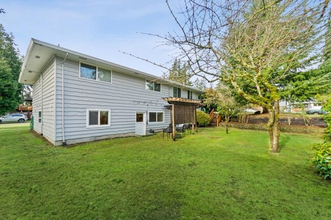 Building Photo - Mountlake Terrace - Two bed + huge Den - s...