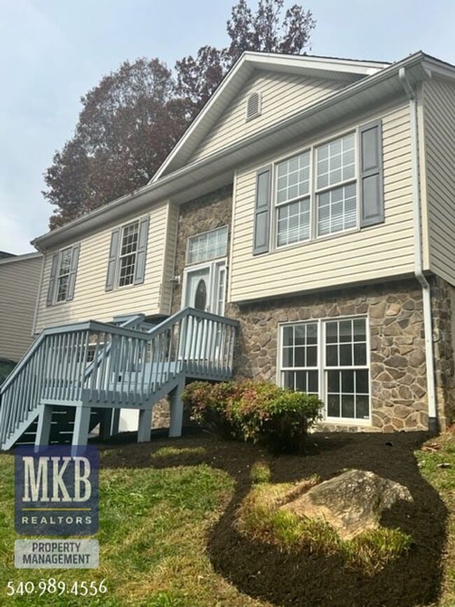 Building Photo - Spacious 3 Bedroom/ 2.5 Bath Home