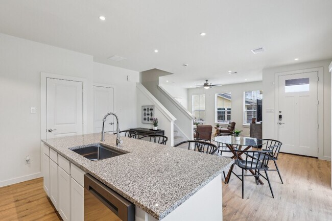 Building Photo - 631 Canvas Ave