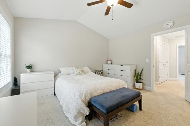 Building Photo - Immaculate Townhouse with Finished Basement